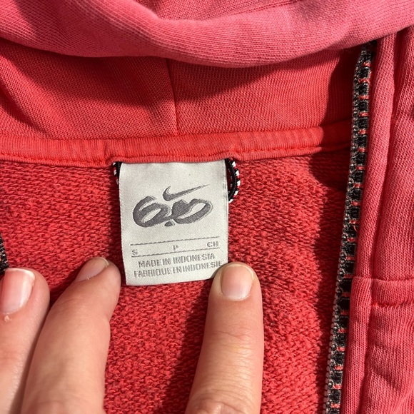 197-Nike zip up Hoodie. This hoodie has two front pockets and a secret pocket - Picture 4 of 4